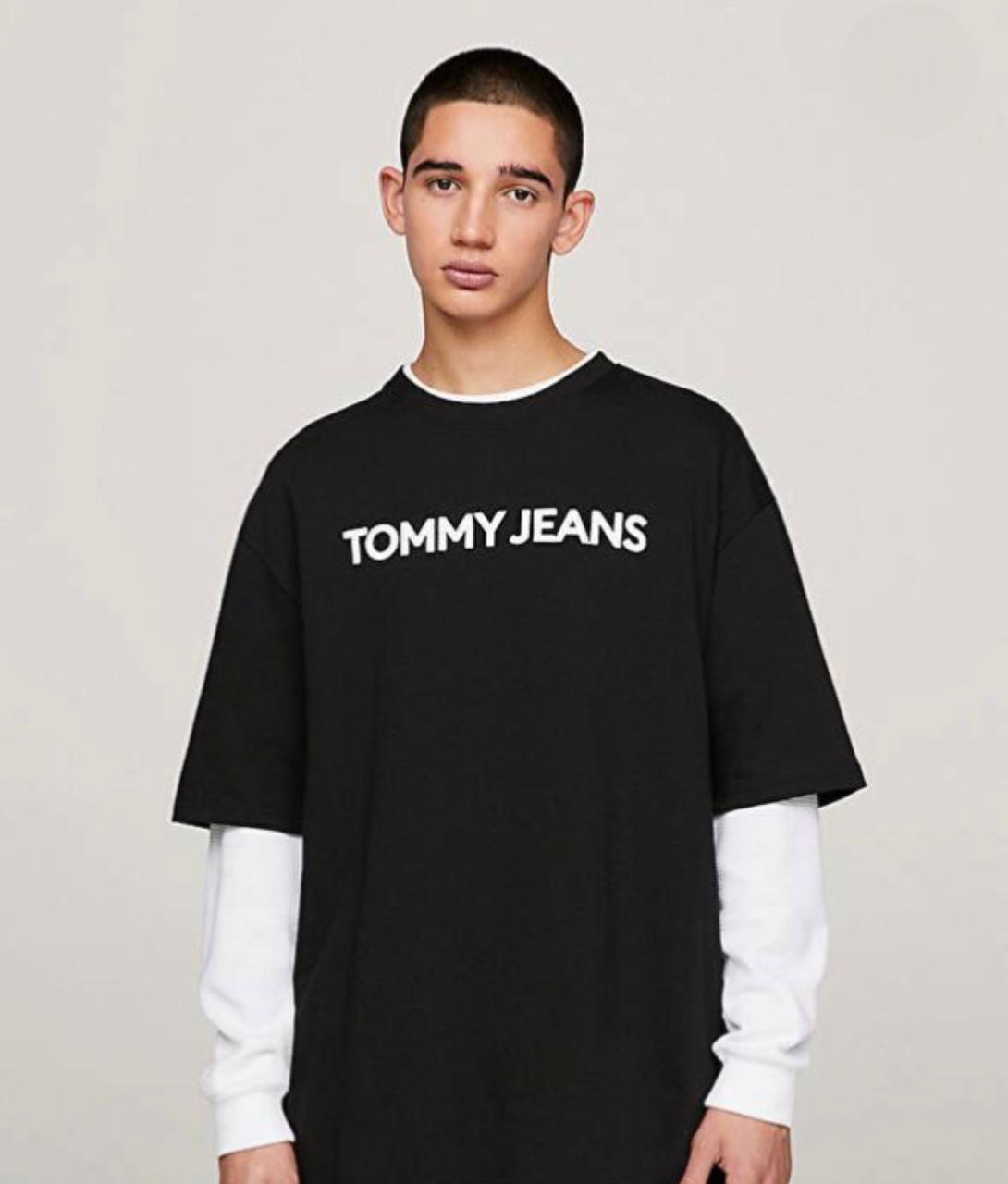 Μπλουζάκι Tommy Jeans με λαιμοκοψη oversize - Μαύρο